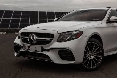 Moldova Cumhuriyeti 'nde Mercedes-Benz kulübü festivali. Mercedes-Benz E sınıfı, AMG E 63. Editör fotoğrafı