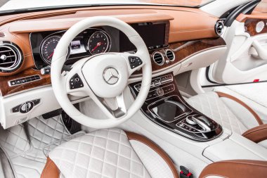 Moldova Cumhuriyeti 'nde Mercedes-Benz kulübü festivali. Mercedes-Benz E sınıfı, AMG E 63. Editör fotoğrafı