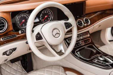 Moldova Cumhuriyeti 'nde Mercedes-Benz kulübü festivali. Mercedes-Benz E sınıfı, AMG E 63. Editör fotoğrafı