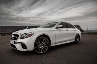 Moldova Cumhuriyeti 'nde Mercedes-Benz kulübü festivali. Mercedes-Benz E sınıfı, AMG E 63. Editör fotoğrafı