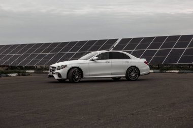 Moldova Cumhuriyeti 'nde Mercedes-Benz kulübü festivali. Mercedes-Benz E sınıfı, AMG E 63. Editör fotoğrafı
