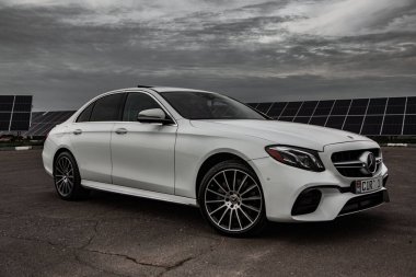 Moldova Cumhuriyeti 'nde Mercedes-Benz kulübü festivali. Mercedes-Benz E sınıfı, AMG E 63. Editör fotoğrafı