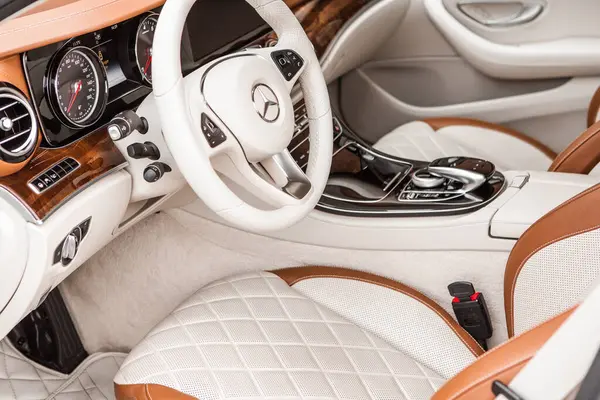 Moldova Cumhuriyeti 'nde Mercedes-Benz kulübü festivali. Mercedes-Benz E sınıfı, AMG E 63. Editör fotoğrafı