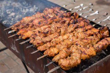 Lezzetli domuz eti ızgarada pişiyor.