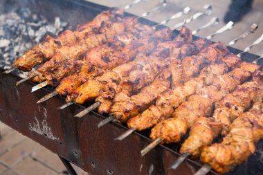 Lezzetli domuz eti ızgarada pişiyor.