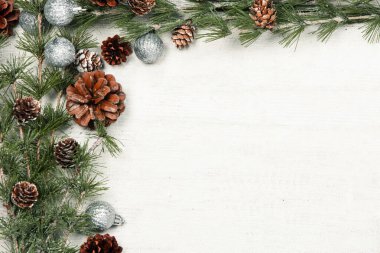 Karda Noel süsleri, köknar ağacı dalları ve Noel ışıkları. Metin için kopyalama alanı olan yeni yıl arkaplanı.