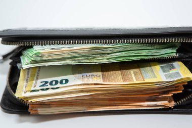 Euro nakit para. Avrupa Birliği para biriminin bir sürü banknotu yakında. Finansal yatırım, tasarruf, gelir kazancı kavramı.