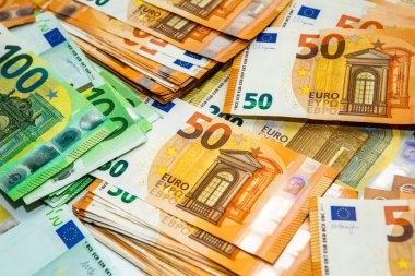 Euro nakit para. Avrupa Birliği para biriminin bir sürü banknotu yakında. Finansal yatırım, tasarruf, gelir kazancı kavramı.