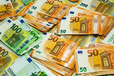 Euro nakit para. Avrupa Birliği para biriminin bir sürü banknotu yakında. Finansal yatırım, tasarruf, gelir kazancı kavramı.