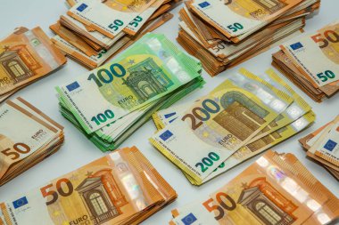 Euro nakit para. Avrupa Birliği para biriminin bir sürü banknotu yakında. Finansal yatırım, tasarruf, gelir kazancı kavramı.