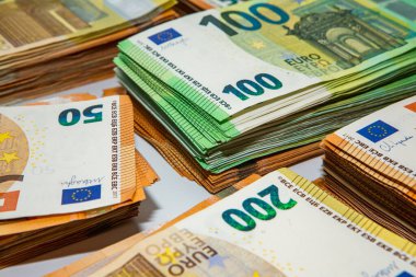 Euro nakit para. Avrupa Birliği para biriminin bir sürü banknotu yakında. Finansal yatırım, tasarruf, gelir kazancı kavramı.