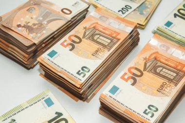 Euro nakit para. Avrupa Birliği para biriminin bir sürü banknotu yakında. Finansal yatırım, tasarruf, gelir kazancı kavramı.