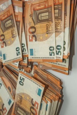 Euro nakit para. Avrupa Birliği para biriminin bir sürü banknotu yakında. Finansal yatırım, tasarruf, gelir kazancı kavramı.