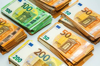 Euro nakit para. Avrupa Birliği para biriminin bir sürü banknotu yakında. Finansal yatırım, tasarruf, gelir kazancı kavramı