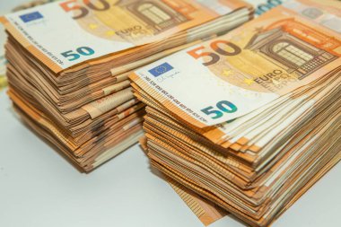 Euro nakit para. Avrupa Birliği para biriminin bir sürü banknotu yakında. Finansal yatırım, tasarruf, gelir kazancı kavramı.
