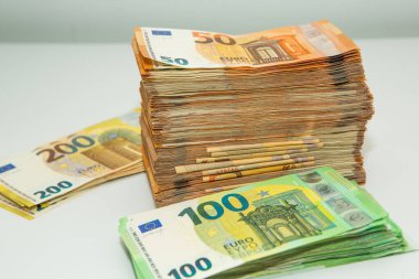 Euro nakit para. Avrupa Birliği para biriminin bir sürü banknotu yakında. Finansal yatırım, tasarruf, gelir kazancı kavramı.