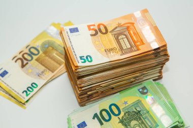 Euro nakit para. Avrupa Birliği para biriminin bir sürü banknotu yakında. Finansal yatırım, tasarruf, gelir kazancı kavramı.