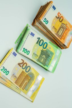 Euro nakit para. Avrupa Birliği para biriminin bir sürü banknotu yakında. Finansal yatırım, tasarruf, gelir kazancı kavramı.