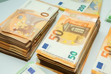 Euro nakit para. Avrupa Birliği para biriminin bir sürü banknotu yakında. Finansal yatırım, tasarruf, gelir kazancı kavramı.
