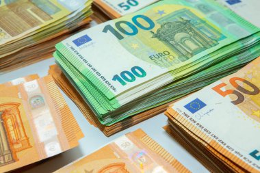 Euro nakit para. Avrupa Birliği para biriminin bir sürü banknotu yakında. Finansal yatırım, tasarruf, gelir kazancı kavramı.