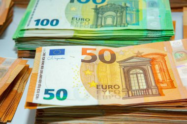 Euro nakit para. Avrupa Birliği para biriminin bir sürü banknotu yakında. Finansal yatırım, tasarruf, gelir kazancı kavramı.