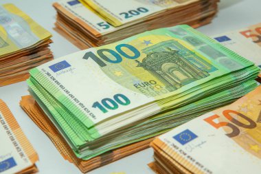 Euro nakit para. Avrupa Birliği para biriminin bir sürü banknotu yakında. Finansal yatırım, tasarruf, gelir kazancı kavramı.