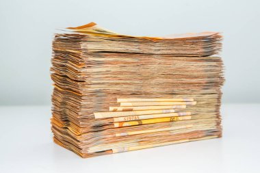 Birçok avro: beyaz arka planda yatan 50 avroluk banknotlar yığını. Enflasyon ve ekonomi Avrupa bölgesi kavramı.