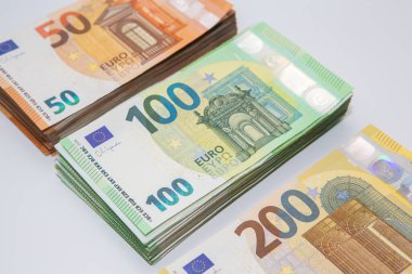 Finans sahasında farklı avro banknotları olan bir sürü kağıt. Üst Manzara. Kaydetme kavramı