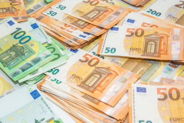 Finans sahasında farklı avro banknotları olan bir sürü kağıt. Üst Manzara. Kaydetme kavramı