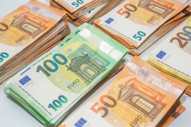 Finans sahasında farklı avro banknotları olan bir sürü kağıt. Üst Manzara. Kaydetme kavramı