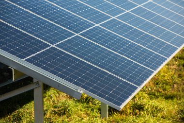 Güneş panelleri, fotovoltaik, alternatif elektrik kaynağı, sürdürülebilir kaynaklar kavramı. Güneş enerjisi santrali.