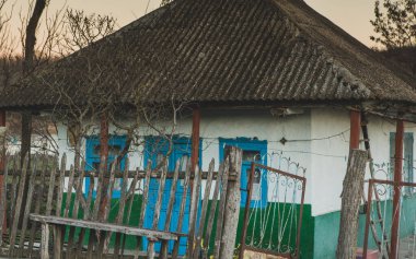 Moldova 'da kar olmadan sakin kırsal yaşam süren güzel bir manzara