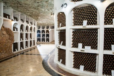 Cricova yeraltı şaraphanesine özel bir gezi. En büyük şarap mahzenlerinden biri ve etkileyici şarap koleksiyonuyla turistlerin ilgi odağı..