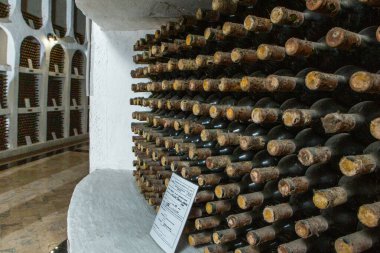 Cricova yeraltı şaraphanesine özel bir gezi. En büyük şarap mahzenlerinden biri ve etkileyici şarap koleksiyonuyla turistlerin ilgi odağı..