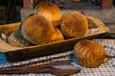 Taze ev yapımı ekmek fırından yeni çıktı. Tam öğün ekmek. Temiz ve doğal ekolojik gıdalar. Pişirme.