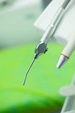 Diş kliniğinde tıbbi aletler. Bir dişçiliğin arka planı.