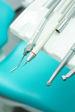 Diş kliniğinde tıbbi aletler. Bir dişçiliğin arka planı.