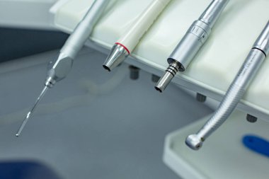 Diş kliniğinde tıbbi aletler. Bir dişçiliğin arka planı.