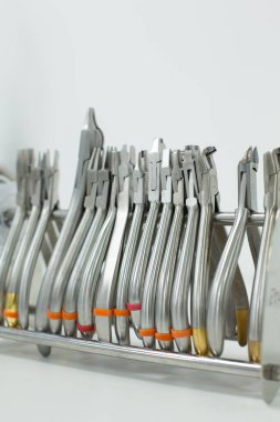 Diş kliniğinde tıbbi aletler. Bir dişçiliğin arka planı.