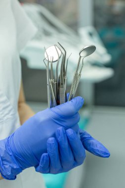 Diş kliniğinde tıbbi aletler. Bir dişçiliğin arka planı.