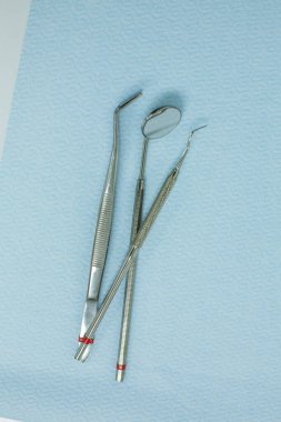 Diş kliniğinde tıbbi aletler. Bir dişçiliğin arka planı.