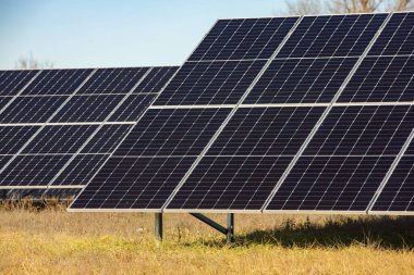 Güneş panelleri, fotovoltaik, alternatif elektrik kaynağı, sürdürülebilir kaynaklar kavramı. Güneş enerjisi santrali.
