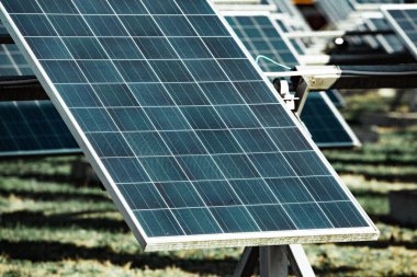 Güneş panelleri, fotovoltaik, alternatif elektrik kaynağı, sürdürülebilir kaynaklar kavramı. Güneş enerjisi santrali.