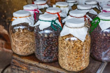 Moldova Cumhuriyeti 'nin geleneksel yeraltı deposu komposto, tahıl ve sebze dolu kavanozlarla dolu.