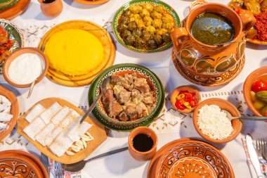 Moldova Cumhuriyeti 'nden gelen kırsal bir restoranda taze geleneksel Romen yemekleri servis ediliyor.