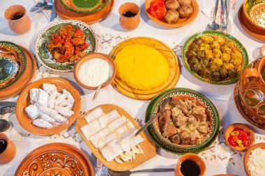 Moldova Cumhuriyeti 'nden gelen kırsal bir restoranda taze geleneksel Romen yemekleri servis ediliyor.