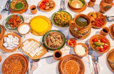 Moldova Cumhuriyeti 'nden gelen kırsal bir restoranda taze geleneksel Romen yemekleri servis ediliyor.