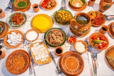 Moldova Cumhuriyeti 'nden gelen kırsal bir restoranda taze geleneksel Romen yemekleri servis ediliyor.