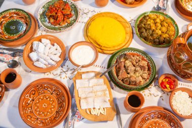 Moldova Cumhuriyeti 'nden gelen kırsal bir restoranda taze geleneksel Romen yemekleri servis ediliyor.