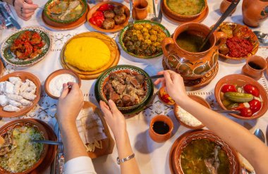 Moldova Cumhuriyeti 'nden gelen kırsal bir restoranda taze geleneksel Romen yemekleri servis ediliyor.